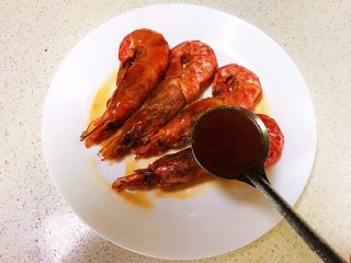 21、红烧虾,把调好的汤汁浇到红虾上