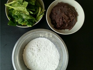 1、自制青团,备好食材：糯米粉同面粉混合过筛；菠菜洗净，取菠菜叶；再备好豆沙馅儿；豆沙馅儿我用了图片中的1/2； 