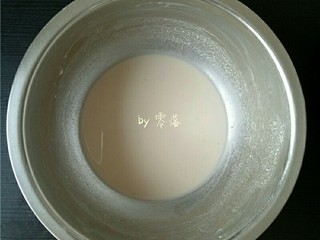 5、自制青团,红薯淀粉同44g开水混合，搅拌均匀；