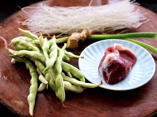 1、芸豆肉片炖粉条,把所有的食材备齐。