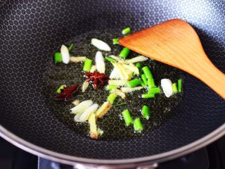 3、芸豆肉片炖粉条,锅烧热后倒入花生油烧至六成热时，小火慢慢炸香八角，再大火爆香葱姜丝。