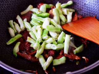 7、芸豆肉片炖粉条,这个时候加入芸豆。