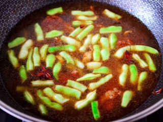 10、芸豆肉片炖粉条,再倒入适量的清水。