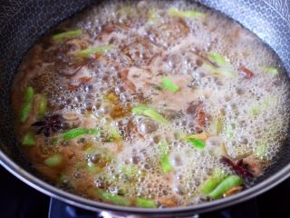 12、芸豆肉片炖粉条,大火继续煮沸后转中火继续炖煮至锅中汤汁浓稠时。