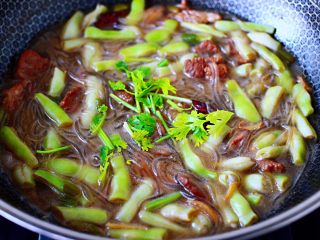 14、芸豆肉片炖粉条,大火烧开后，撒上香菜段即可关火。