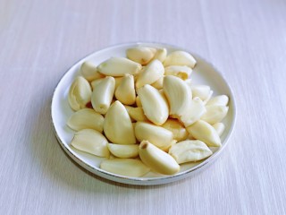 2、葱爆羊肉片,大蒜去皮，洗干净，再用厨房用纸擦干。