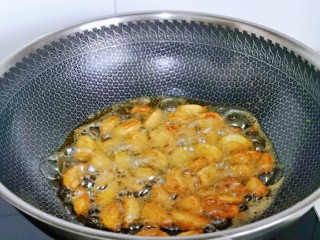 4、葱爆羊肉片,中小火炸至金黄捞出。