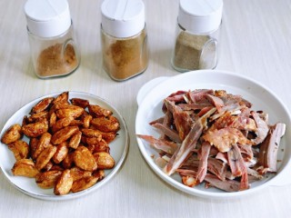 5、葱爆羊肉片,金蒜子趁热撒1g盐，拌均匀，洋葱去皮切丝，准备工作完成。