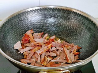 7、葱爆羊肉片,再加入洋葱，羊肉丝煸炒。