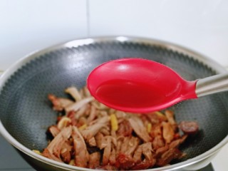 8、葱爆羊肉片,加入料酒，可以适当多一点，去腥。