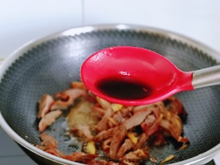 9、葱爆羊肉片,再加入生抽翻炒。