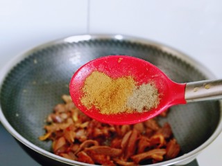 10、葱爆羊肉片,加入胡椒粉，五香粉，孜然粉，翻炒均匀。