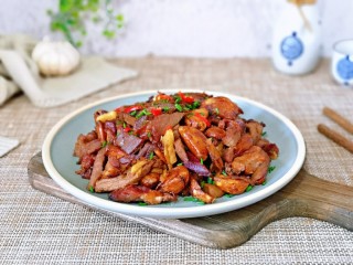 12、葱爆羊肉片,盛出装盘，撒上葱花，简单美味佳肴。