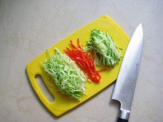 4、牛油果紫菜包饭：适合夏季的高营养清爽主食,4.	彩椒、黄瓜、西生菜洗净切丝。