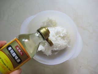 7、牛油果紫菜包饭：适合夏季的高营养清爽主食,7.	温热的米饭倒入寿司醋。