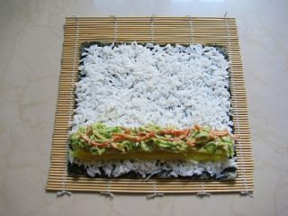 11、牛油果紫菜包饭：适合夏季的高营养清爽主食,11.	在一端码上寿司萝卜和牛油果酱拌好的蔬菜。