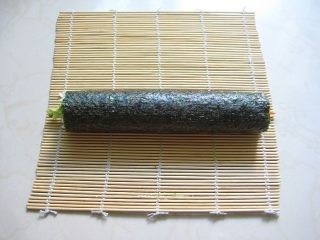 13、牛油果紫菜包饭：适合夏季的高营养清爽主食,13.	打开寿司帘，取出卷好的紫菜包饭。