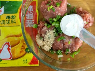 3、咸鸭蛋黄芙蓉豆腐,放入生粉