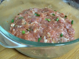 6、咸鸭蛋黄芙蓉豆腐,搅拌均匀备用