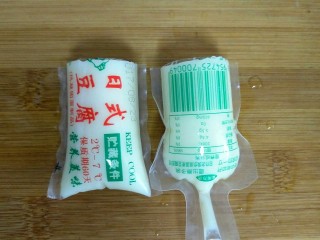 7、咸鸭蛋黄芙蓉豆腐,豆腐中间切开挤出