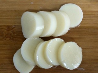 8、咸鸭蛋黄芙蓉豆腐,豆腐切成小片