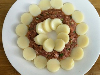 9、咸鸭蛋黄芙蓉豆腐,外边整齐围上一圈豆腐后围一圈肉末再围一圈豆腐