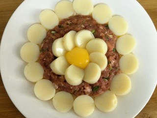 10、咸鸭蛋黄芙蓉豆腐,中间放入咸蛋黄