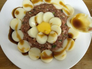 11、咸鸭蛋黄芙蓉豆腐,耗油和酱油混合均匀后淋在上面