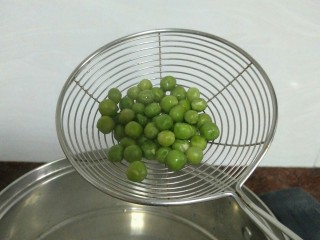 12、咸鸭蛋黄芙蓉豆腐,青豆煮熟后备用