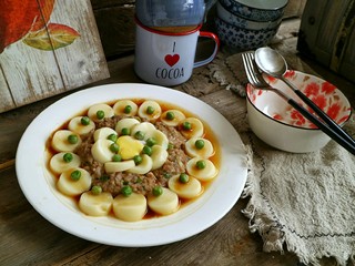 13、咸鸭蛋黄芙蓉豆腐,蒸锅水开后放入，中火蒸大概8分钟左右 ，表面加青豆做装饰