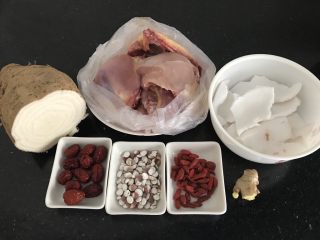 1、椰子粉葛煲老鸡～秋季滋养汤汤,材料准备⬆️，椰子取肉