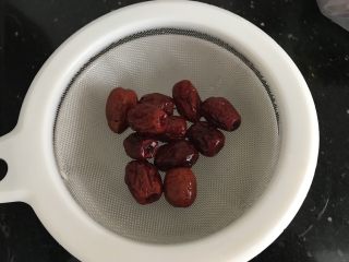 5、椰子粉葛煲老鸡～秋季滋养汤汤,红枣洗干净