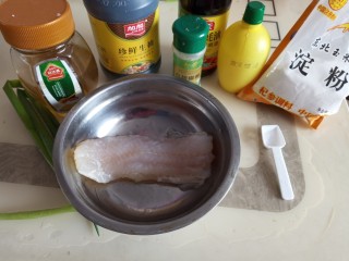 1、照烧汁巴沙鱼排,准备原料