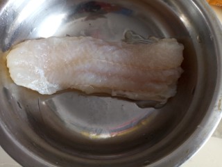 2、照烧汁巴沙鱼排,鱼排自然解冻。清洗干净,加入柠檬汁腌制去腥