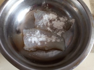 3、照烧汁巴沙鱼排,加入淀粉,胡椒粉抓匀备用