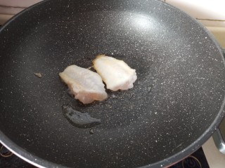 5、照烧汁巴沙鱼排,放入鱼排小火煎到表面微黄后翻面