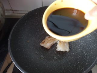 7、照烧汁巴沙鱼排,倒入锅中