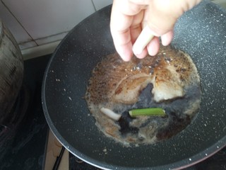 8、照烧汁巴沙鱼排,放入葱段