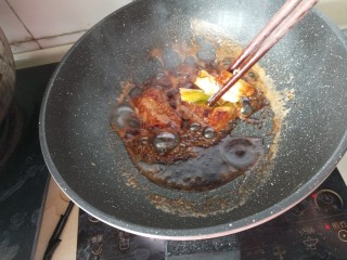 10、照烧汁巴沙鱼排,汤汁收浓后放入葱段