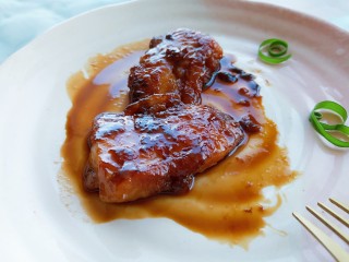 11、照烧汁巴沙鱼排,取出鱼排装盘。