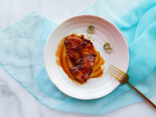 12、照烧汁巴沙鱼排,把汤汁浇在上面