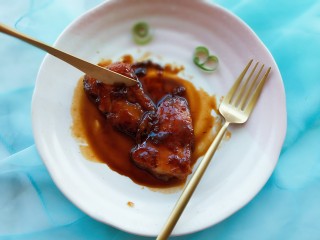 13、照烧汁巴沙鱼排,用刀切开蘸着汤汁就可以吃了。