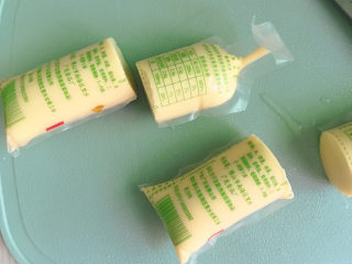 2、脆皮日本豆腐,从中间切断