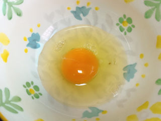 5、脆皮日本豆腐,鸡蛋打入碗中