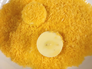 11、脆皮日本豆腐,轻轻放入裹上蛋液的日本豆腐