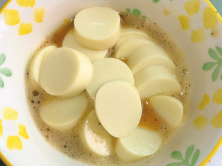 9、脆皮日本豆腐,切好的日本豆腐放入蛋液中拌匀