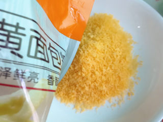 10、脆皮日本豆腐,面包糠倒入盘中