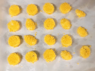 12、脆皮日本豆腐,裹满面包糠的日本豆腐整齐地放入垫了油纸的烤盘中