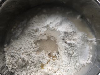 1、意式烤肠披萨,饼坯所有材料放入盆中，酵母，糖，盐分开放置，避免影响酵母活性，影响发酵。