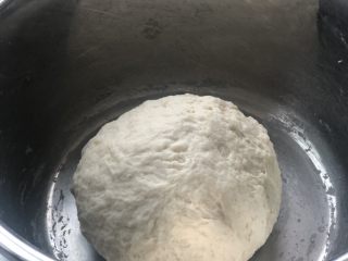 2、意式烤肠披萨,和成面团，盖保鲜膜，基础发酵至2倍大。我是放烤箱30度发酵60分钟。
